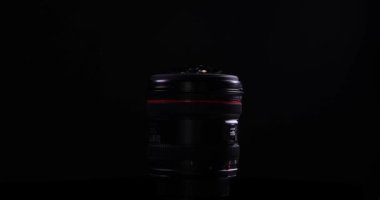 Lviv, Ukrayna - 20 Ağustos 2022: Canon Fisheye Zoom lensleri siyah arkaplanda dönüyor