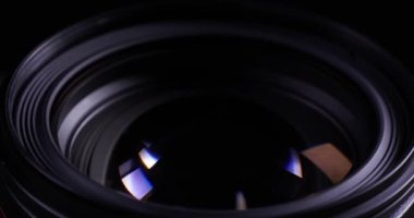 Lviv, Ukrayna - 20 Ağustos 2022: Canon Zoom Lensleri siyah arkaplanda dönüyor, yakın plan