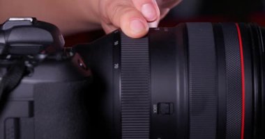 Lviv, Ukrayna - 20 Ağustos 2022: Canon Lens kullanan fotoğrafçı, yakın plan