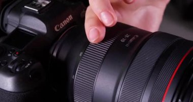 Lviv, Ukrayna - 20 Ağustos 2022: Canon Lens 'te fotoğrafçı döner zum halkası, yakın plan