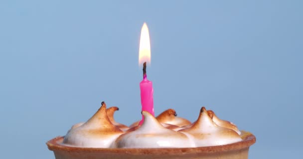 淡蓝色背景的粉红喜庆的蜡烛 — 图库视频影像