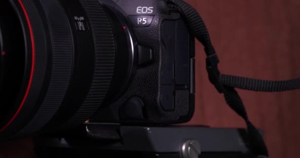 Львов Украина Августа 2022 Года Фотограф Поворачивающий Камеру Canon Eos — стоковое видео