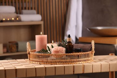 Kapalı alandaki bankta farklı spa ürünleriyle güzel bir kompozisyon.