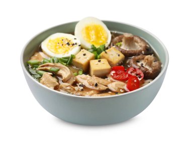 Beyaza izole edilmiş bir kase lezzetli ramen. Erişte çorbası.