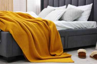 Parlak ekose yatakta şık bir yatak odasında.