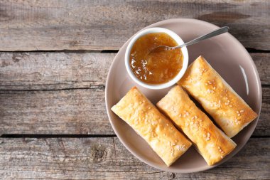 Ahşap masada servis edilen nefis puf böreği, üst manzara. Metin için boşluk
