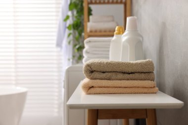 İçerideki bankta yumuşak havlular ve deterjanlar. Metin için boşluk