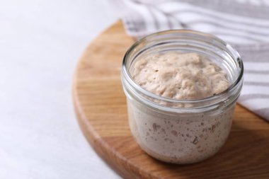 Ekşi ekmek, cam kavanozda, ışık masasında, yakın plan. Metin için boşluk