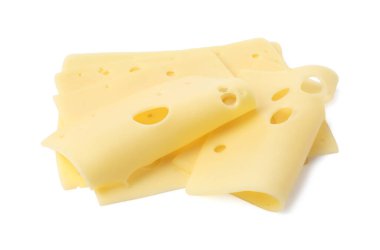 Lezzetli taze peynir dilimleri beyaz üzerine izole edilmiş.