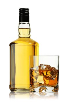 Bardakta viski ve beyaz şarap.