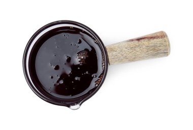 Beyaz üzerine izole edilmiş lezzetli nar sosu, üst görünüm.