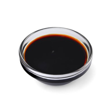 Beyaza izole edilmiş kâse içindeki lezzetli nar sosu.