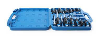 Açık araç kutusunda beyaz üzerine izole edilmiş tornavida seti