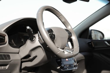 Modern arabada siyah direksiyon ve gösterge paneli