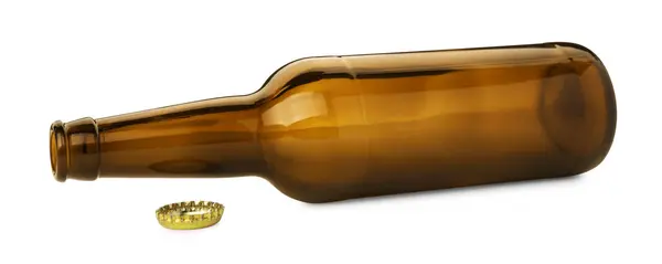 一个空的棕色啤酒瓶和瓶盖与白色隔离 — 图库照片