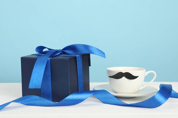 Feliz Día Del Padre Taza Con Bigote Caja Regalo Mesa — Foto de Stock