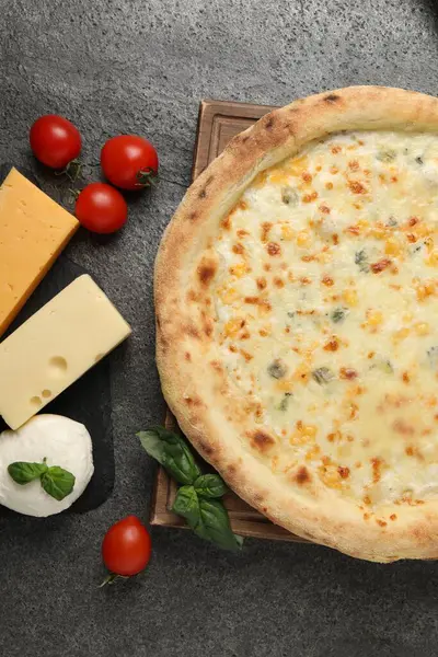 Deliciosa Pizza Queijo Ingredientes Mesa Cinza Escuro Flat Lay — Fotografia de Stock