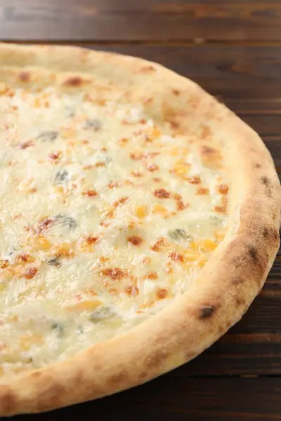 Deliciosa Pizza Queijo Mesa Madeira Close — Fotografia de Stock