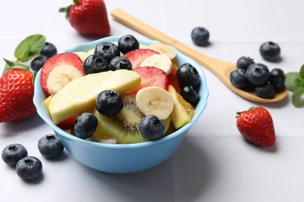 Salada Frutas Saborosas Tigela Ingredientes Sobre Mesa Azulejos Brancos Close — Fotografia de Stock