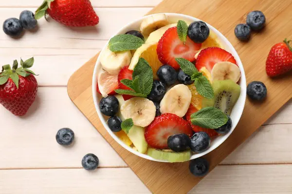 Salată Fructe Gustoase Bol Ingrediente Masă Lemn Întinsă — Fotografie, imagine de stoc