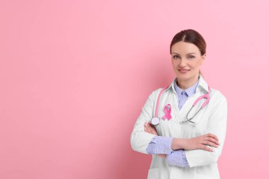 Renk arkaplanı pembe kurdeleli Mammolog, mesaj için yer var. Göğüs kanseri farkındalığı