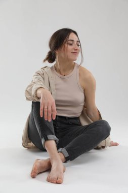 Açık gri arkaplanda güzel bir kadının portresi