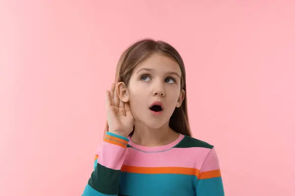 Malá Dívka Poruchou Sluchu Růžovém Pozadí — Stock fotografie
