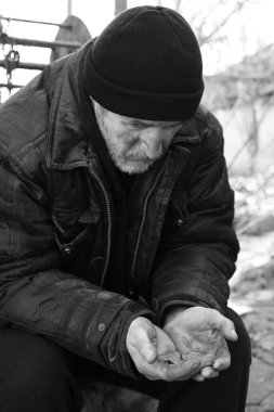 Zavallı evsiz yaşlı adam dışarıda bozuk para tutuyor. Siyah ve beyaz etkisi