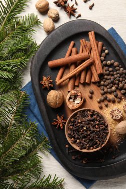 Farklı baharatlar ve fındıklar ahşap masada, düz yatıyordu.