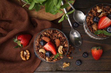 Lezzetli granola, böğürtlen, fındık ve nane.