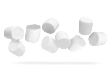 Beyaz arka planda uçuşan bir sürü leziz lokum.