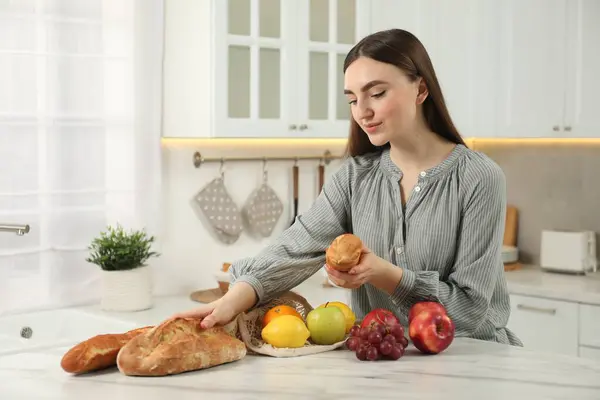 Kvinna Med Baguette Bröd Och Snöre Påse Med Färska Frukter — Stockfoto