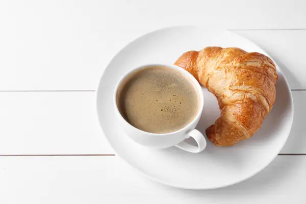 Ora Colazione Croissant Fresco Caffè Sul Tavolo Legno Bianco Spazio — Foto Stock