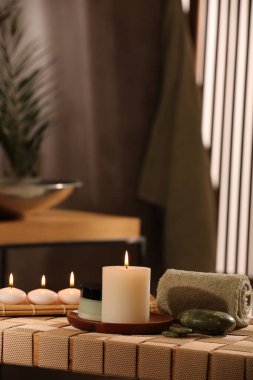 Kapalı alandaki bankta farklı spa ürünleriyle güzel bir kompozisyon.