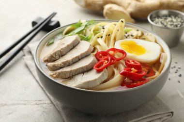 Lokum gibi nefis ramen tabakta, yakın plan. Erişte çorbası.