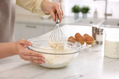 Hafif mermer masada çırpılmış çırpıyla para kazanan kadın, yakın plan.