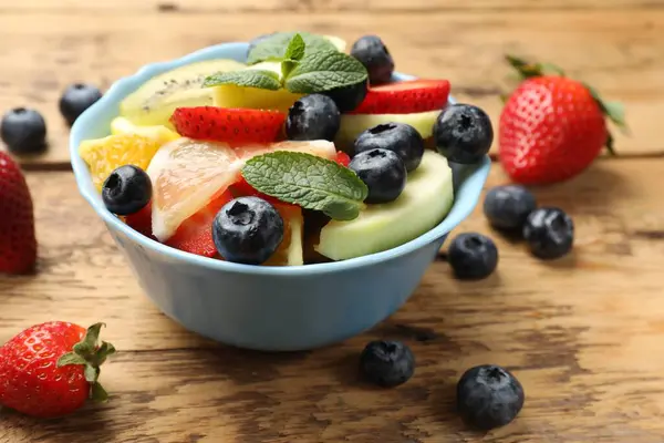 Smaklig Fruktsallad Skål Träbord Närbild — Stockfoto