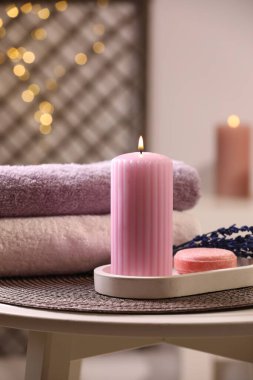 Beyaz masa üzerinde farklı spa ürünleri olan güzel bir kompozisyon.