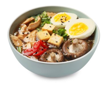 Beyaza izole edilmiş bir kase lezzetli ramen. Erişte çorbası.