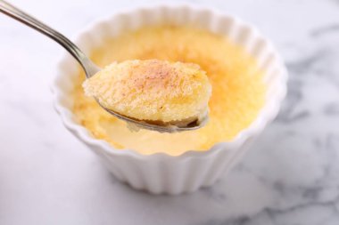 Beyaz mermer masada leziz creme brulee yemek, yakın plan.