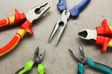 Gri desenli masa üzerinde farklı pense, düz yatış