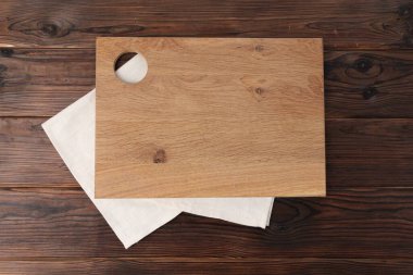 Kesme tahtası ve peçete ahşap masa, üst manzara.