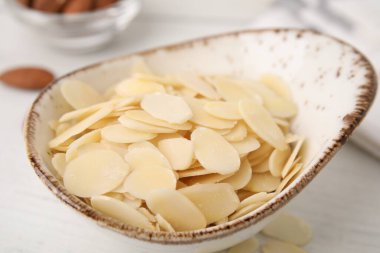 Beyaz masada taze badem gevrekleri, yakın plan.