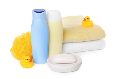 Bebek kozmetik ürünleri, banyo ördekleri, sünger ve havlular beyaza izole edilmiş.