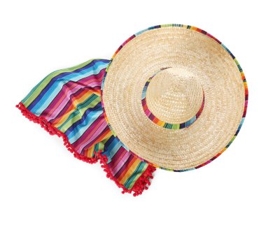 Meksika sombrero şapkası ve renkli panço beyaz, üst manzara izole