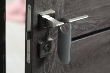 Metal sapı boş ahşap kapılı, yakın plan.