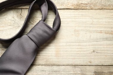 Bir kravat açık ahşap masada, üst tarafta. Metin için boşluk