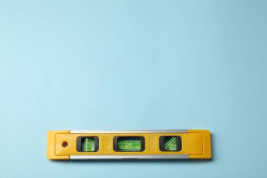 Açık mavi arka planda bina seviyesi, üst manzara. Metin için boşluk