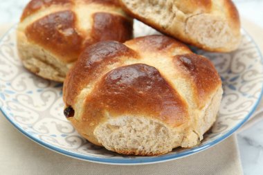 Sıcak çörekler beyaz masada, yakın plan.