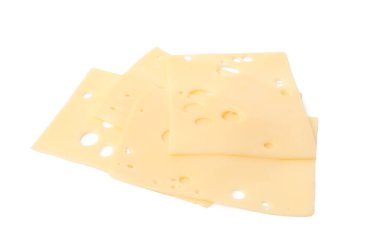 Lezzetli taze peynir dilimleri beyaz üzerine izole edilmiş.